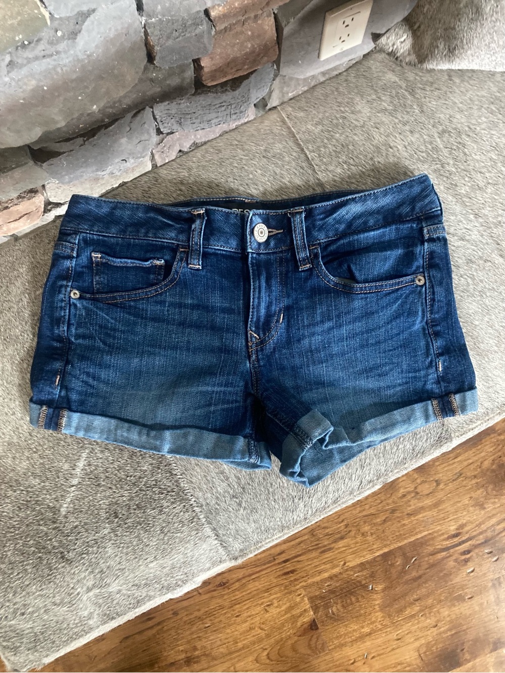 Express Low Rise Cuffed Denim Jean Shorts Medium Wash Size 4